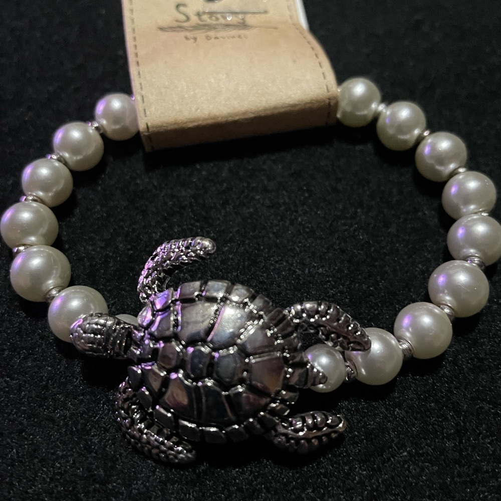 STORY BY DAVINCI PEARL TURTLE STRETCH BRACELET